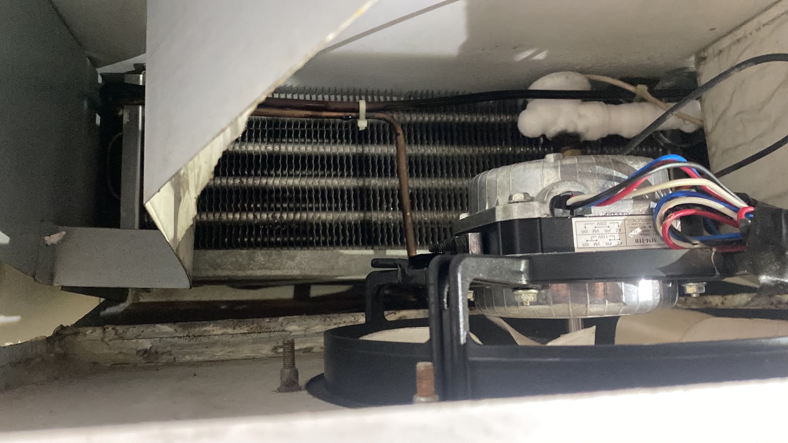 Componentes internos de equipamento refrigerado e formação de gelo durante revisão